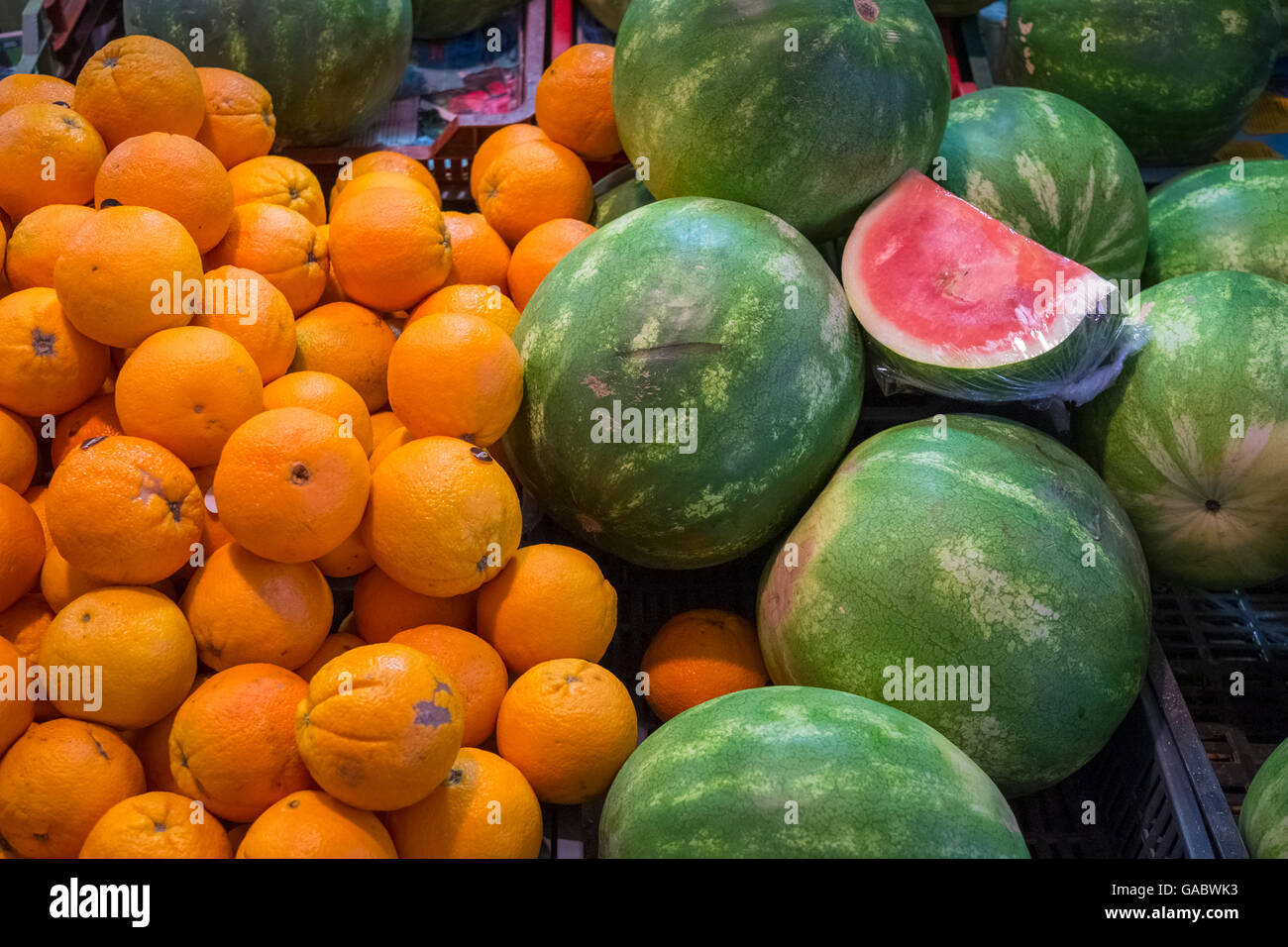 Arance fresche ed anguria frutto per la vendita al mercato centrale di stallo, Budapest, Ungheria Foto Stock