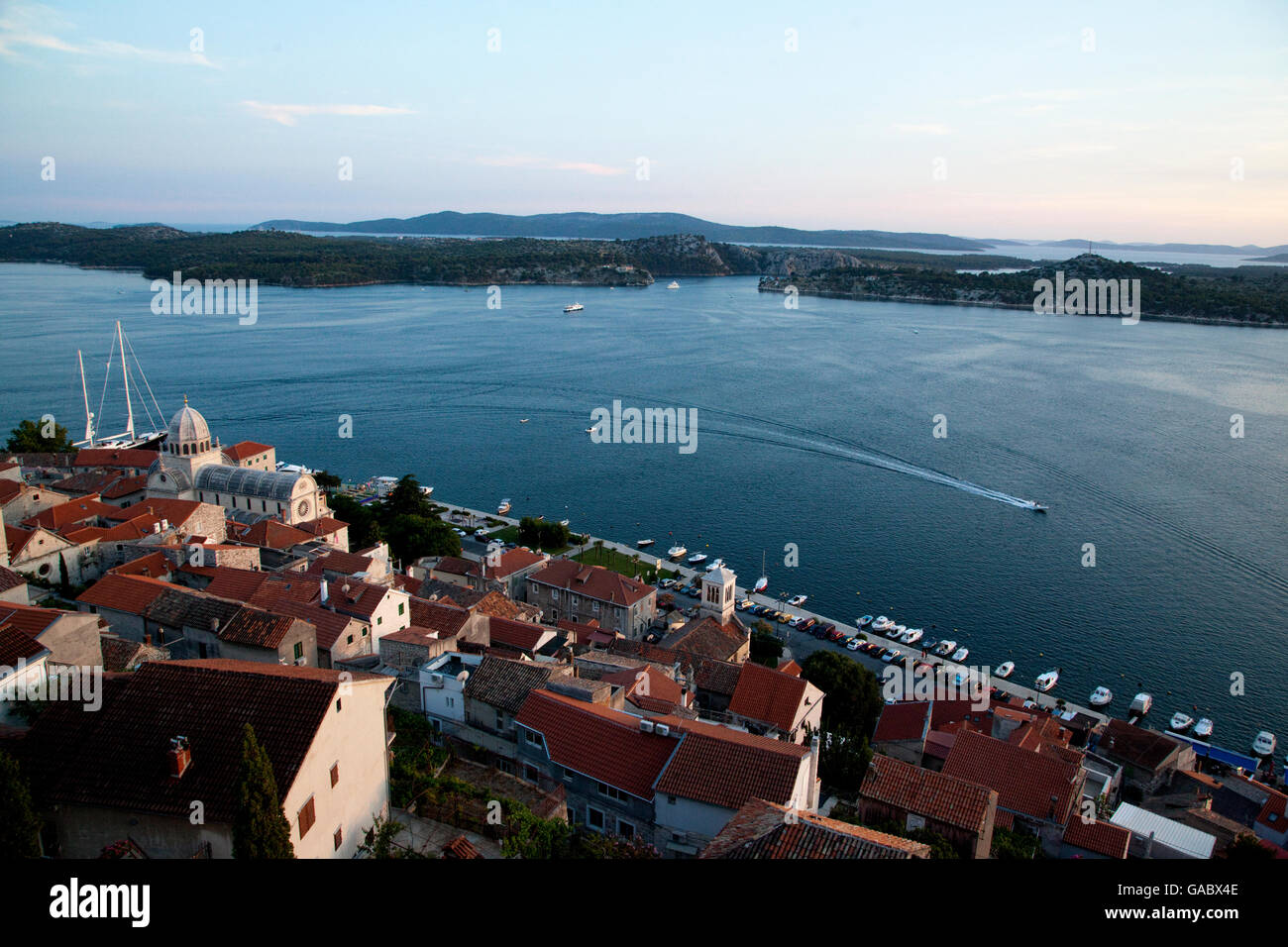 Panorama della città mediterranea di Sibenik e la cattedrale di San Giacomo. Foto Stock