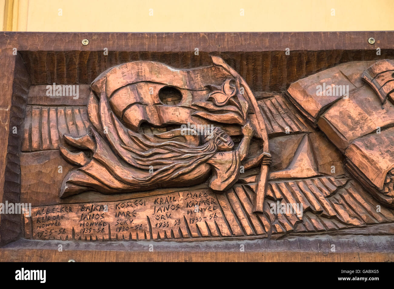 In Legno targa commemorativa, Budapest, Ungheria, con 1930 -1956 timeline, che mostra il foro rotondo che rappresenta i proiettili da 1956 insurrezione. Foto Stock