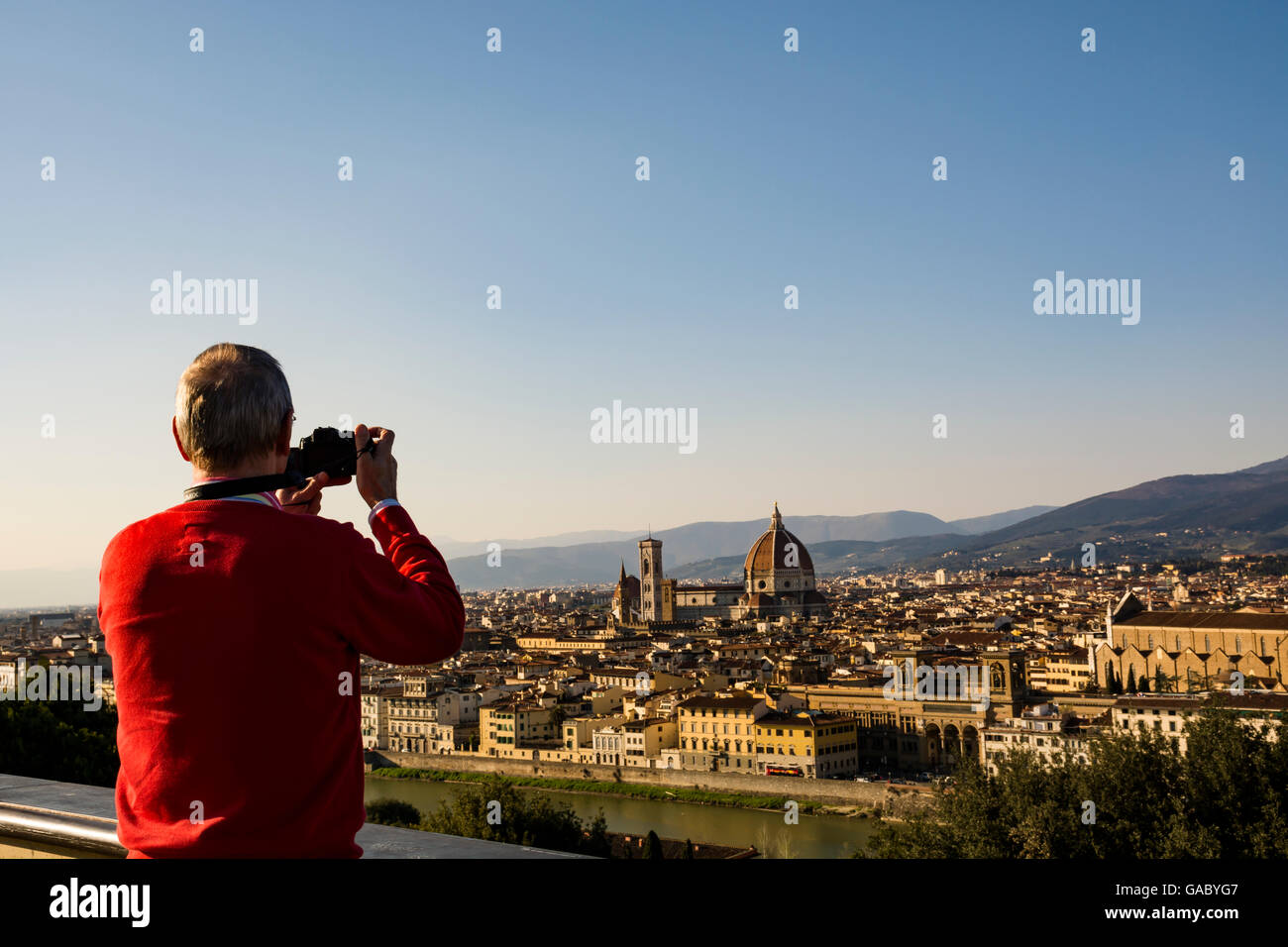 Tourist fotografare lo skyline di Firenze dal Piazzale Michelangelo, Italia Foto Stock