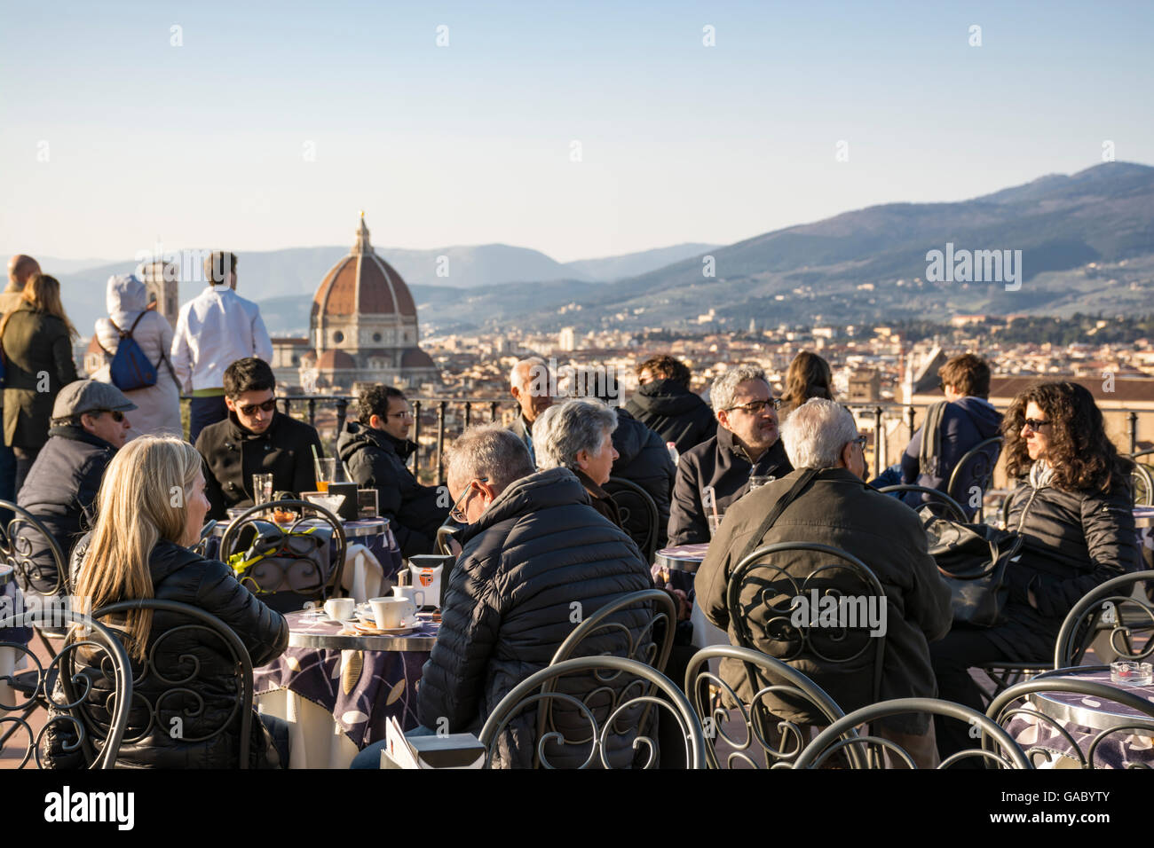 I turisti avente un caffè a Piazzale Michelangelo, con vista aerea di Firenze, Italia Europa Foto Stock