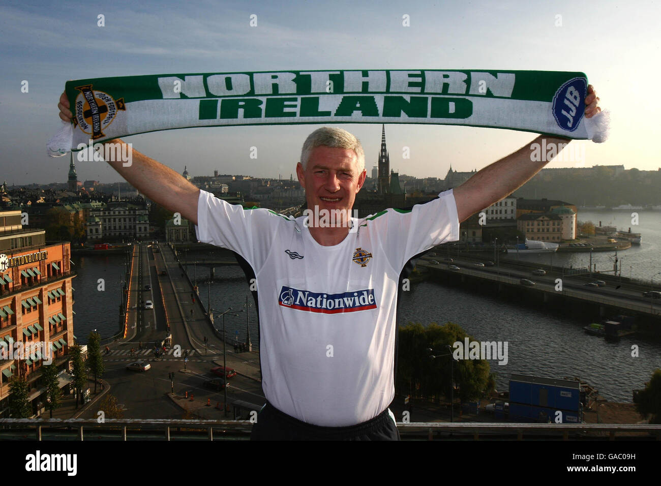 Calcio - Campionato europeo UEFA 2008 Qualifiche - Gruppo F - Svezia / Irlanda del Nord - Sheraton Hotel - Stoccolma. Il direttore dell'Irlanda del Nord Nigel Worthington si pone per i fotografi sul tetto dello Sheraton Hotel che si affaccia su Stoccolma. Foto Stock