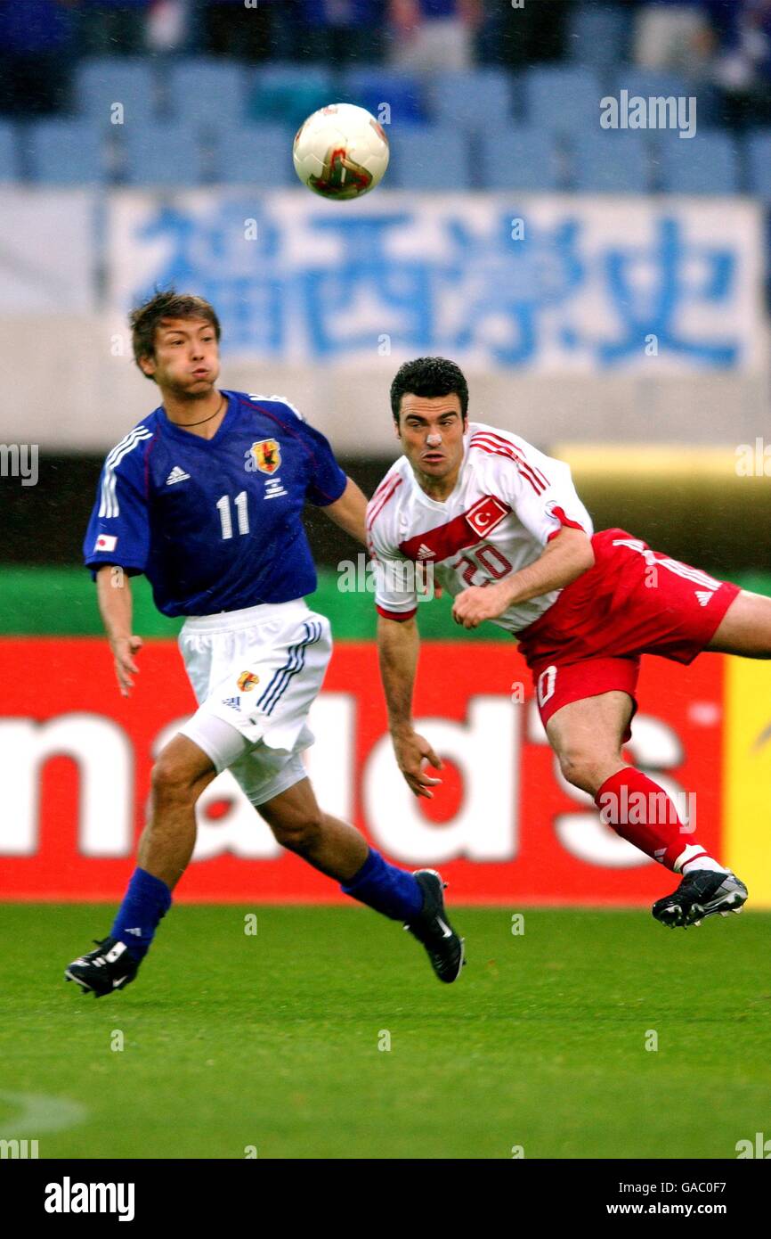 Calcio - Coppa del mondo FIFA 2002 - secondo turno - Giappone / Turchia. Il Giappone Takayuki Suzuki (l) e la Turchia Hakan Unsal battaglia per la palla Foto Stock
