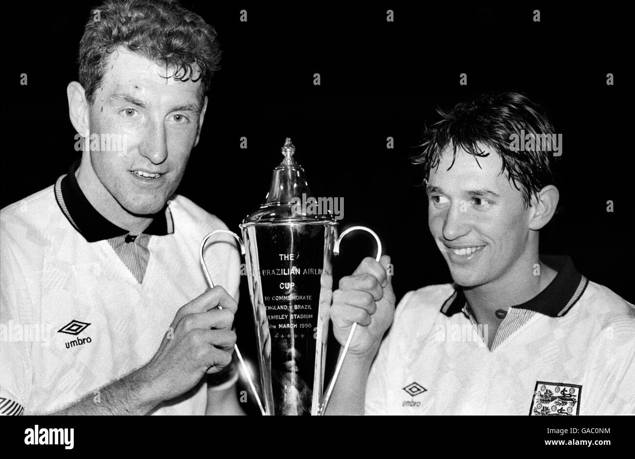 (L-R) Terry Butcher e Gary Lineker in Inghilterra tengono in mano la VARIG Brazilian Airlines Cup, dopo la vittoria del 1-0 Foto Stock