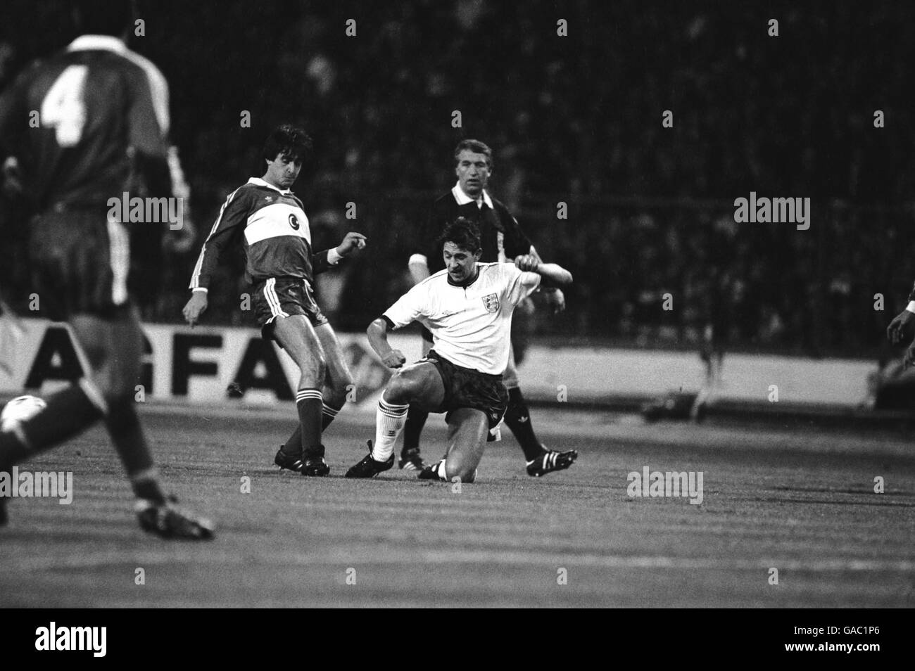 Calcio - Campionato europeo qualificatore - Gruppo quattro - Inghilterra / Turchia. Gary Lineker (r) in azione Foto Stock