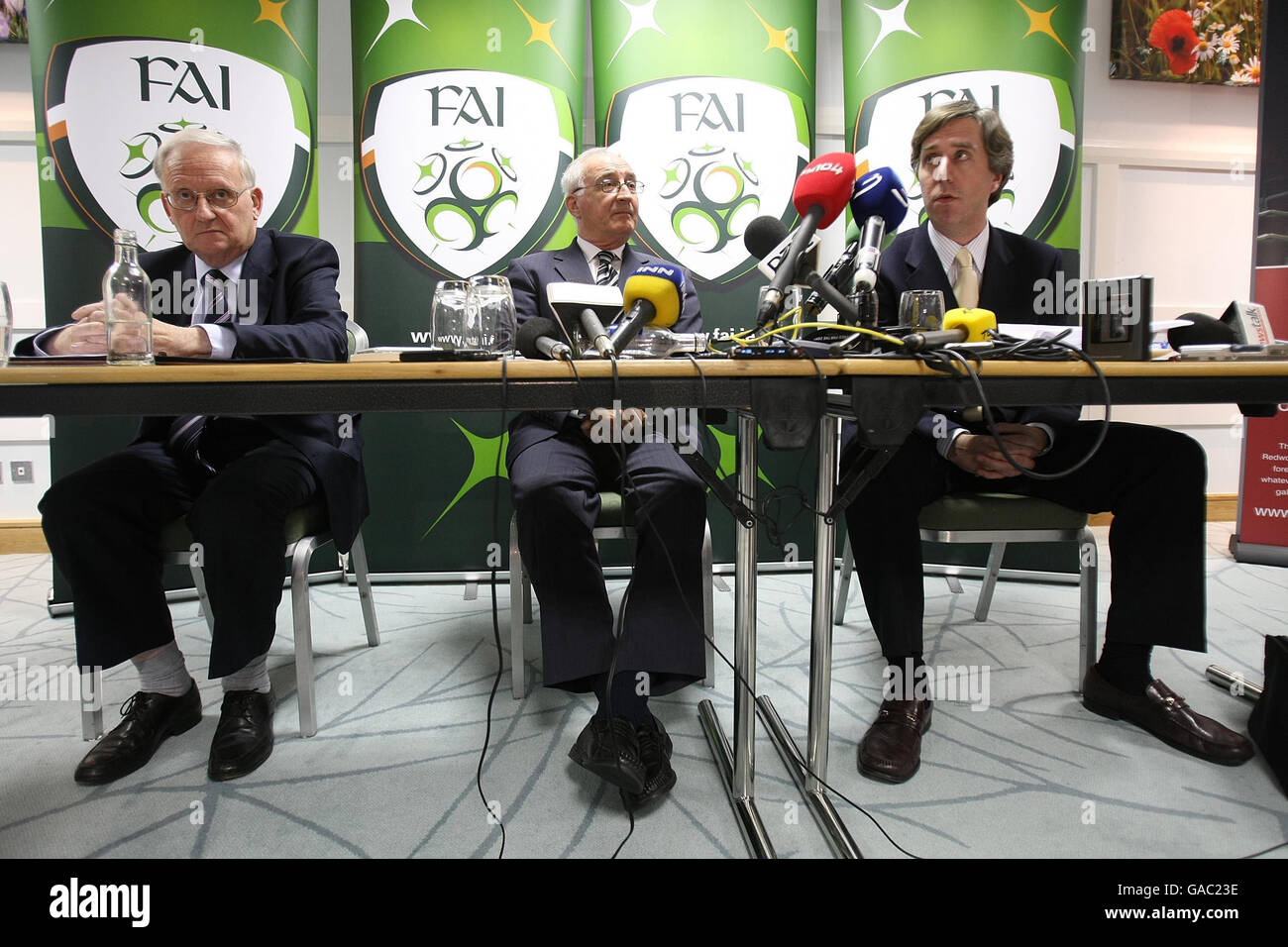 Fai's (l-r) Michael Coady, David Blood e John Delaney durante una conferenza stampa al Crowne Plaza Hotel vicino all'aeroporto di Dublino, Irlanda. Foto Stock