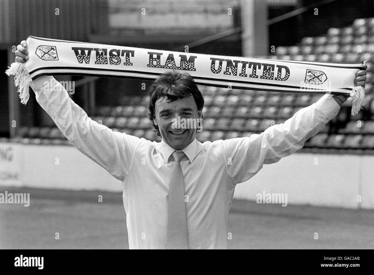 Il nuovo manager di West Ham Lou Macari vola la bandiera di Upton Park dopo essere stato nominato nuovo manager. Foto Stock
