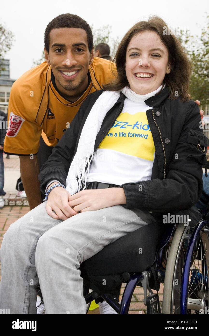 Il giocatore di Wolverhampton Wanderers Karl Henry, raffigurato con Pippa Munday, aiuta a lanciare la nuova iniziativa di raccolta fondi Whizz-Kidz, "il giusto appello per l'avvio" per le West Midlands, a Centenary Square, Birmingham. Foto Stock