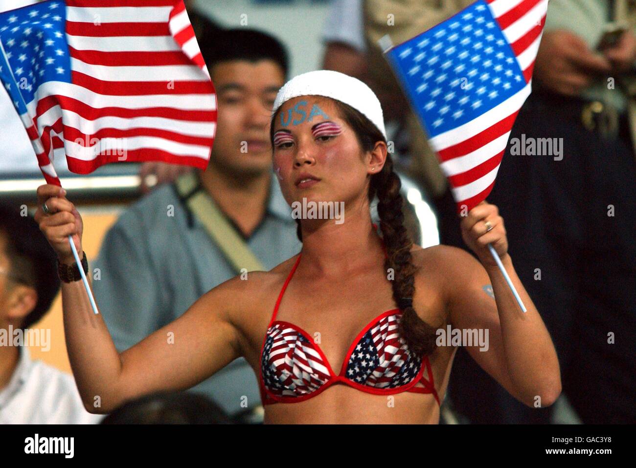 Calcio - Coppa del mondo FIFA 2002 - Gruppo D - Polonia v USA. Un fan degli Stati Uniti dimostra il suo sostegno al team Foto Stock