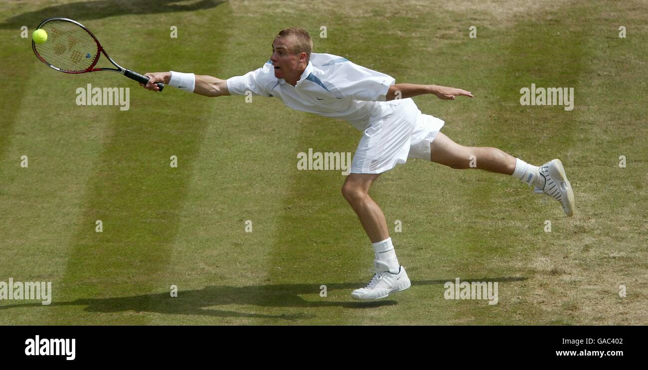 Tennis, Wimbledon 2002, secondo turno. Lleyton Hewitt si affonde sulla linea base Foto Stock