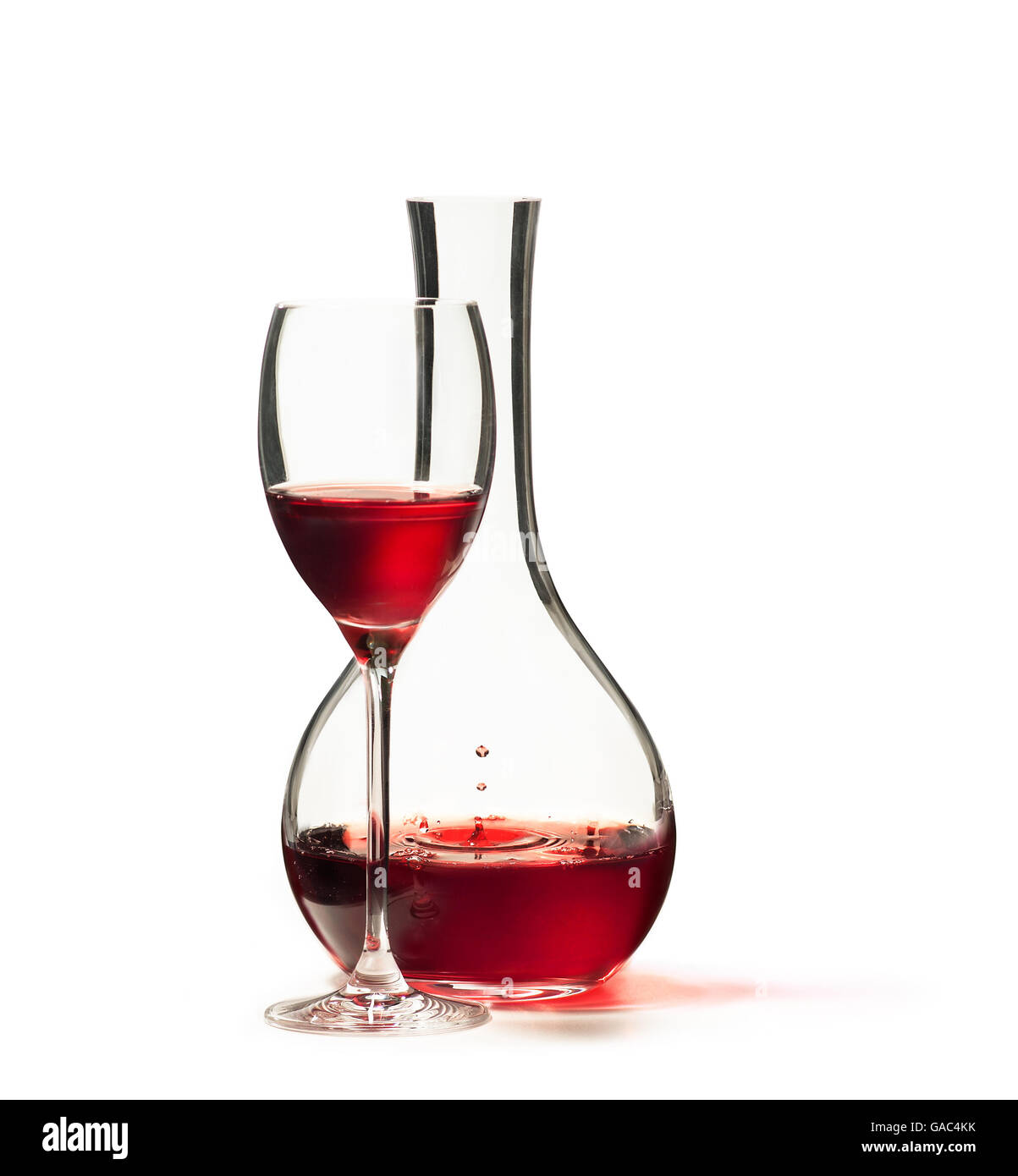 Bicchiere di vino rosso con Decanter, isolato su sfondo bianco. Foto Stock