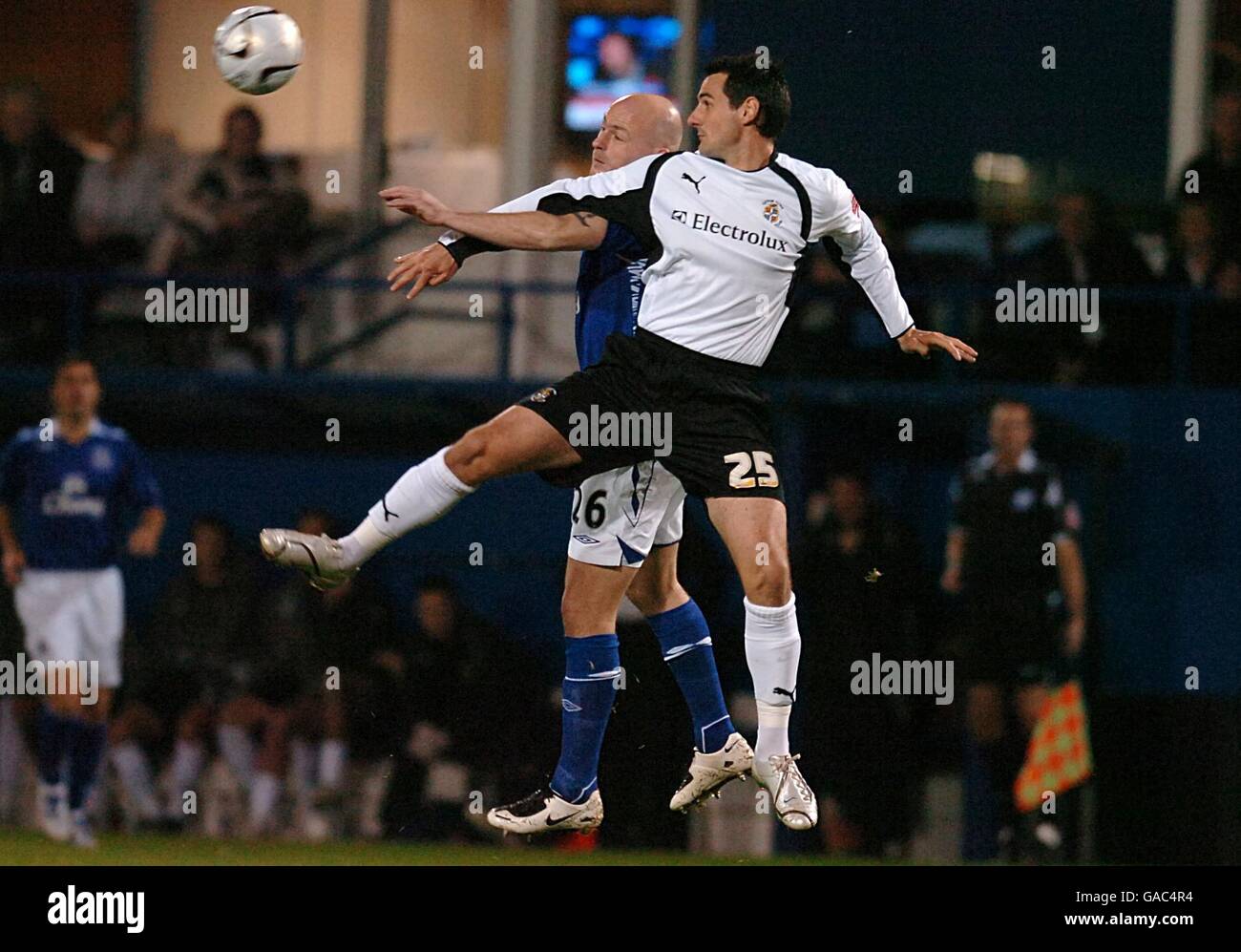 Calcio - Carling Cup - quarto turno - Luton Town / Everton - Kenilworth Road. Matthew Spring di Luton Town (a destra) e Lee Carsley di Everton lottano per la palla. Foto Stock