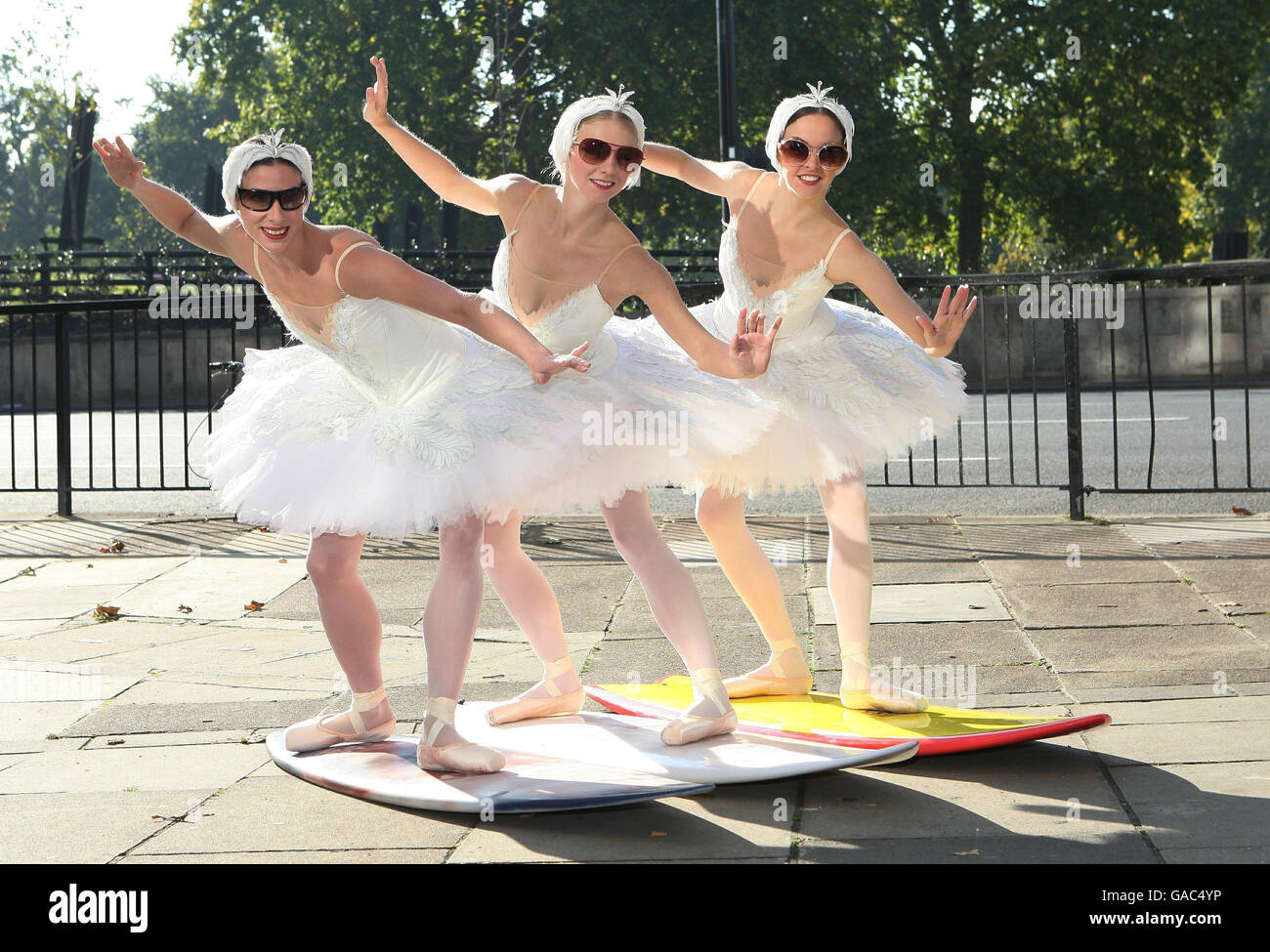 (Da sinistra a destra) i ballerini del balletto nazionale inglese Tamarin Stott, Kerry Birkett e Jennie Harrington si posano con tavole da surf a Park Lane, Londra, per promuovere la performance di gala in cui collaborano con il Brian Wilson del Beach Boy, che avrà luogo il 11 novembre. Foto Stock