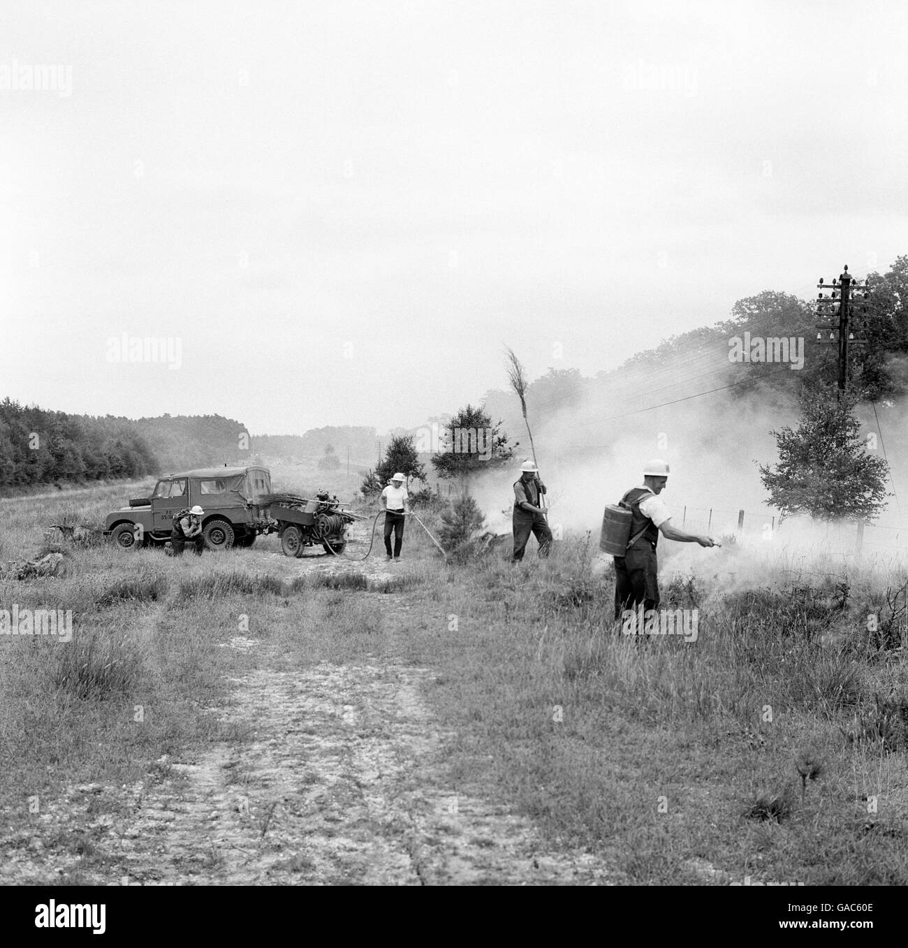 La pattuglia antincendio della Forestry Commission partecipa a una dimostrazione di prevenzione degli incendi nell'area di pericolo numero uno della New Forest, a cinque chilometri di ferrovia nel quartiere di Denny Lodge vicino a Brockenhurst, lungo la linea principale di Londra-Bournemouth. Foto Stock