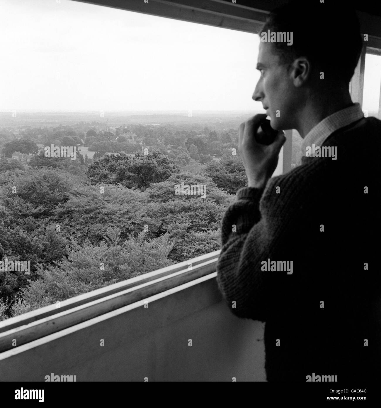 J.A Joyce, un osservatore del fuoco di servizio che parla al telefono quando si tiene un'occhiata forte dalla cima di una torre di fuoco alta 78 metri eretta dalla Commissione forestale a Emery Down nella New Forest dell'Hampshire. Foto Stock