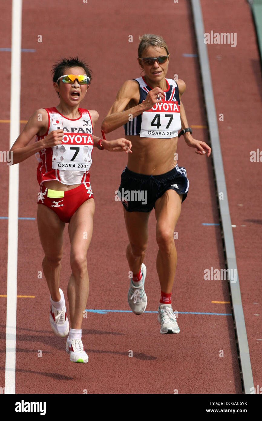 Atletica - Campionati mondiali di atletica IAAF - Osaka 2007 - Stadio Nagai. Yumiko Hara in Giappone e Tracey Morris in Gran Bretagna gareggiano nella maratona. Foto Stock