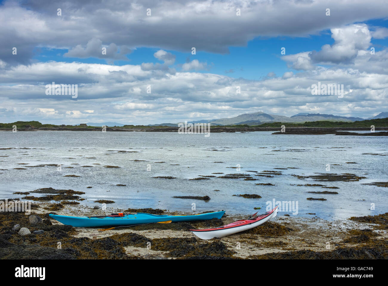 Kayak da mare sulla spiaggia di Arisaig, Scozia. Foto Stock