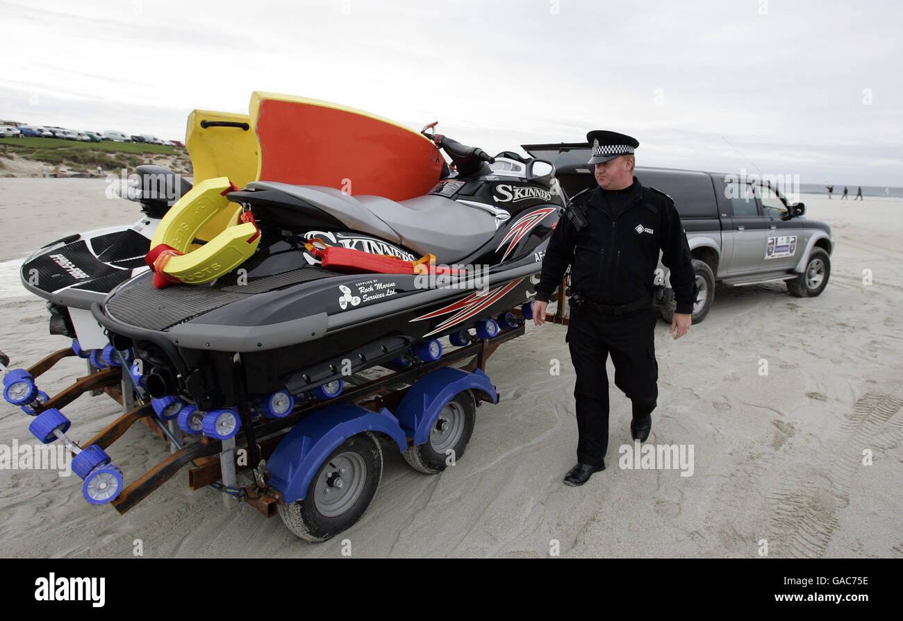 Il poliziotto locale Danny Lapsley della polizia di Strathclyde, che è l'unico ufficiale sull'isola di Tiree, vede alcuni sci a getto mentre sul suo battito sulla spiaggia di Balevullin sull'isola di Tiree. Foto Stock