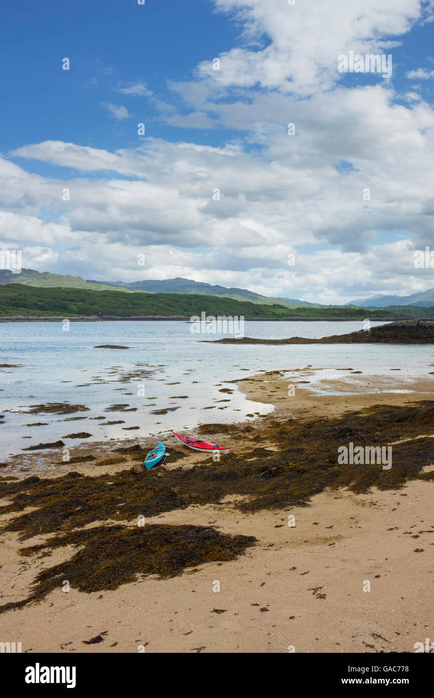 Kayak da mare sulla spiaggia di Arisaig, Scozia. Foto Stock