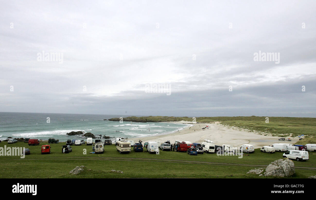 I windsurfisti aspettano i loro furgoni sulla spiaggia di Balevullin sull'Isola di Tiree durante la Coppa del mondo Corona Extra PWA (Professional Windsurf Association) che si tiene sull'isola. Foto Stock