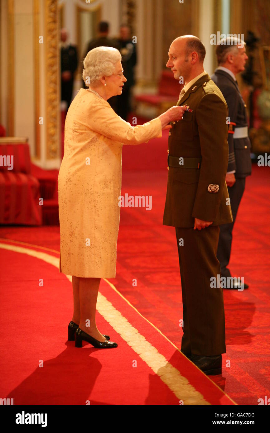 Warrant Officer Classe 2 Stephen John riceve un MBE dalla Regina di Buckingham Palace. Foto Stock