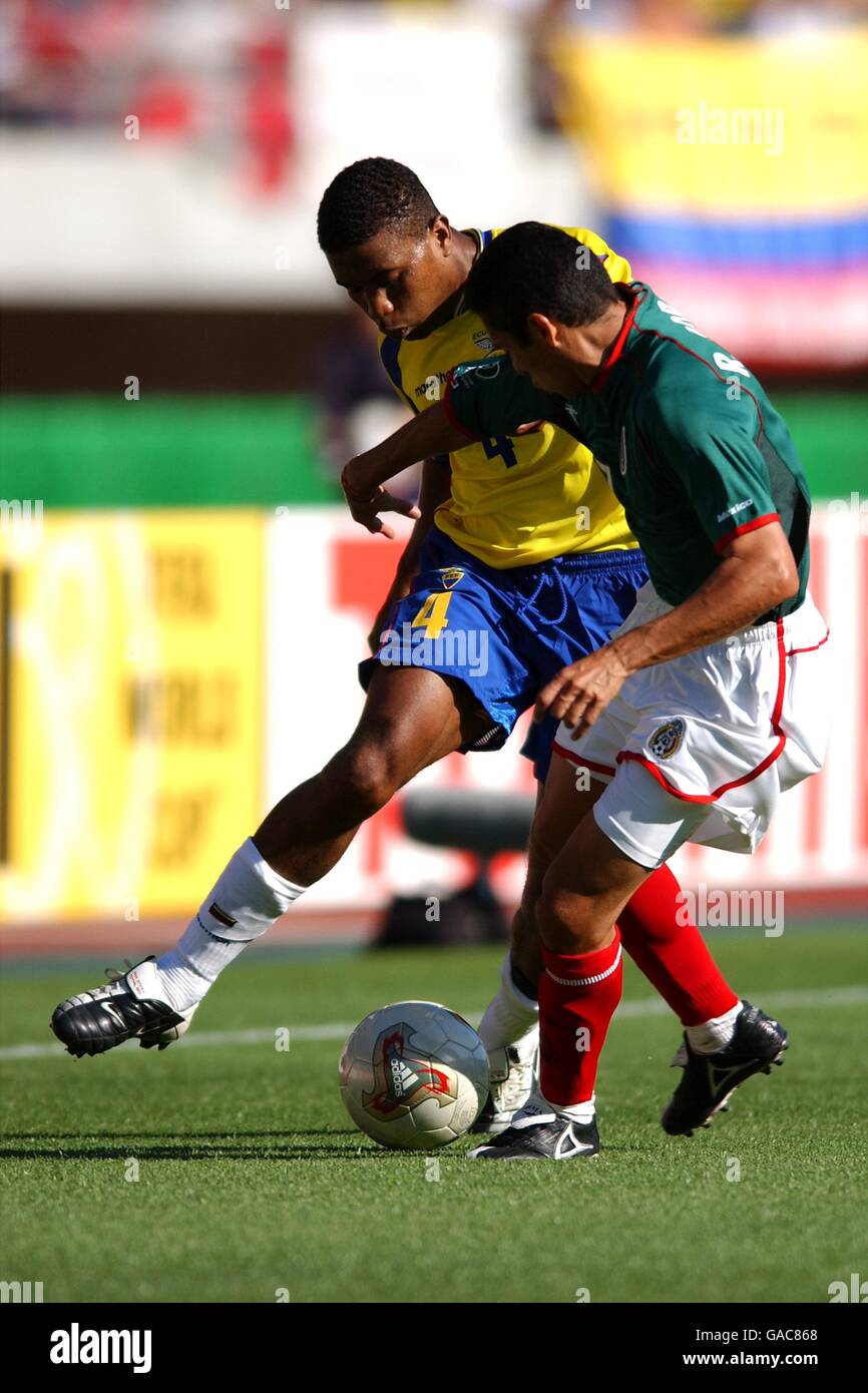 Calcio - Coppa del mondo FIFA 2002 - Gruppo G - Messico / Ecuador. Ramon morales (r) del Messico e Ulises De la Cruz dell'Ecuador lottano per la palla Foto Stock