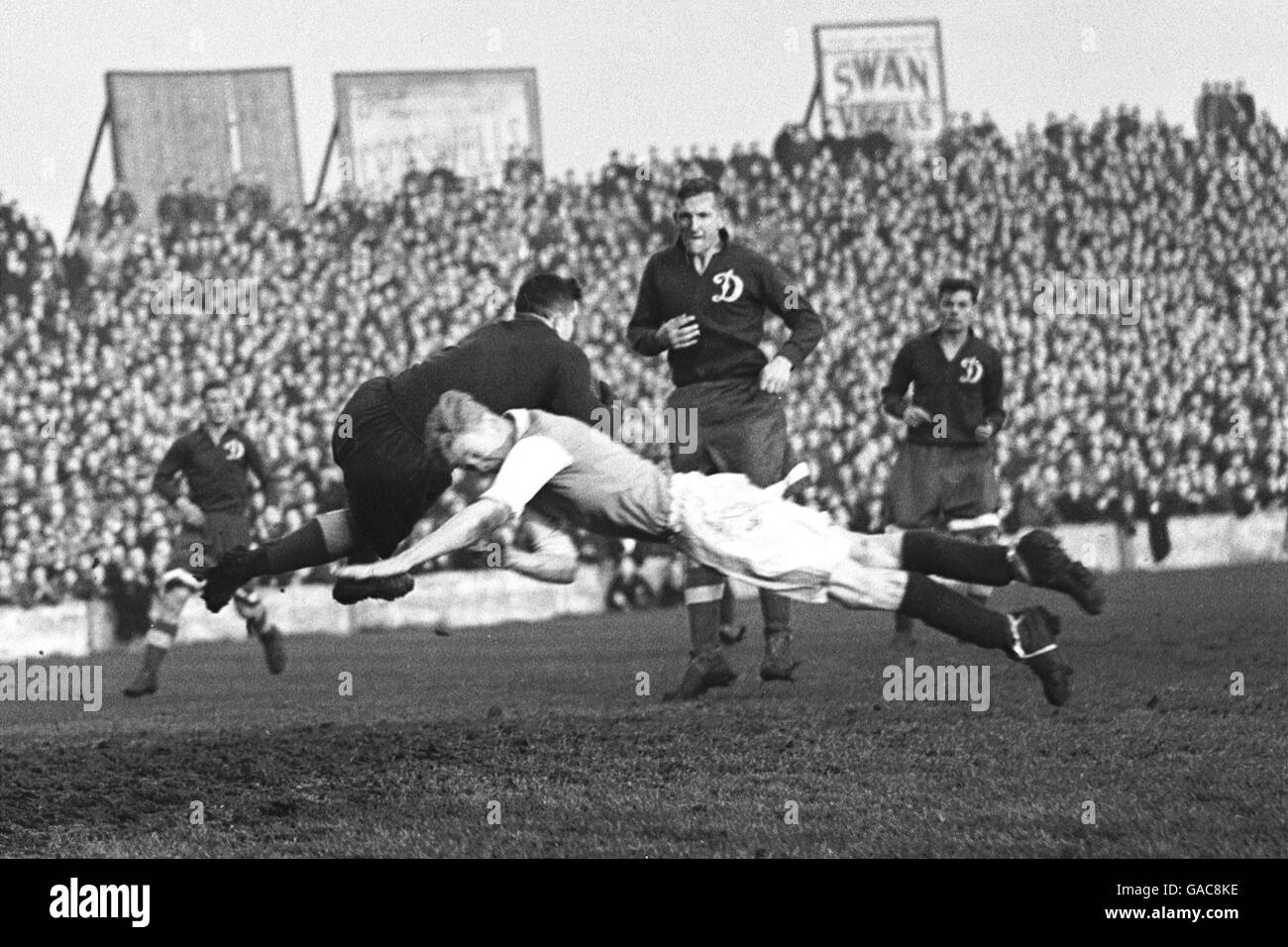 (L-R) il portiere di Mosca Dynamo Alexei 'Tiger' Khomich fa un salvataggio Come una città di Cardiff avanti tenta una improbabile carica di spalla Foto Stock