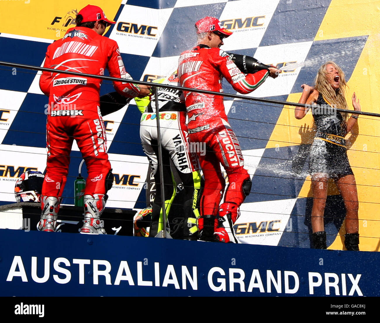 Il pilota della Ducati Marlboro Casey Stoner (AUS) celebra la sua vittoria a. Il Gran Premio d'Australia GMC con il compagno di squadra Loris Capirossi (ITA) E il pilota Fiat Yamaha Valentino Rossi (ITA) Foto Stock