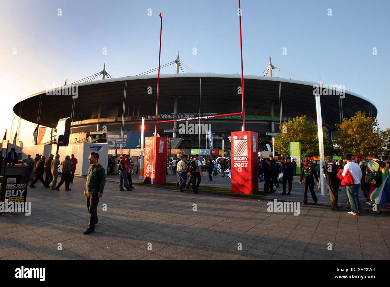 Una vista generale che mostra l'esterno dello Stadio Stade de France prima  della partita della semi-finale della Coppa del mondo di rugby IRB tra  Argentina e Sud Africa a St Denis, Francia
