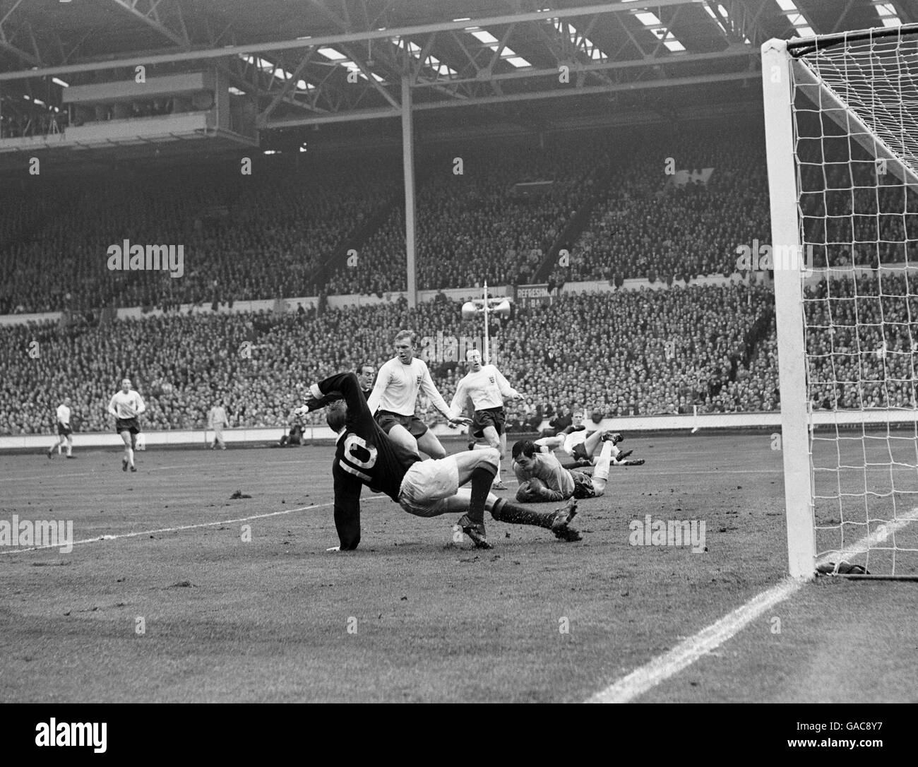 La Legge di Denis della Scozia (10) guarda sopra come Bobby Moore (l) e Nobby Stiles (c) proteggono il portiere Gordon Banks (r), che aveva appena fatto un salvataggio Foto Stock