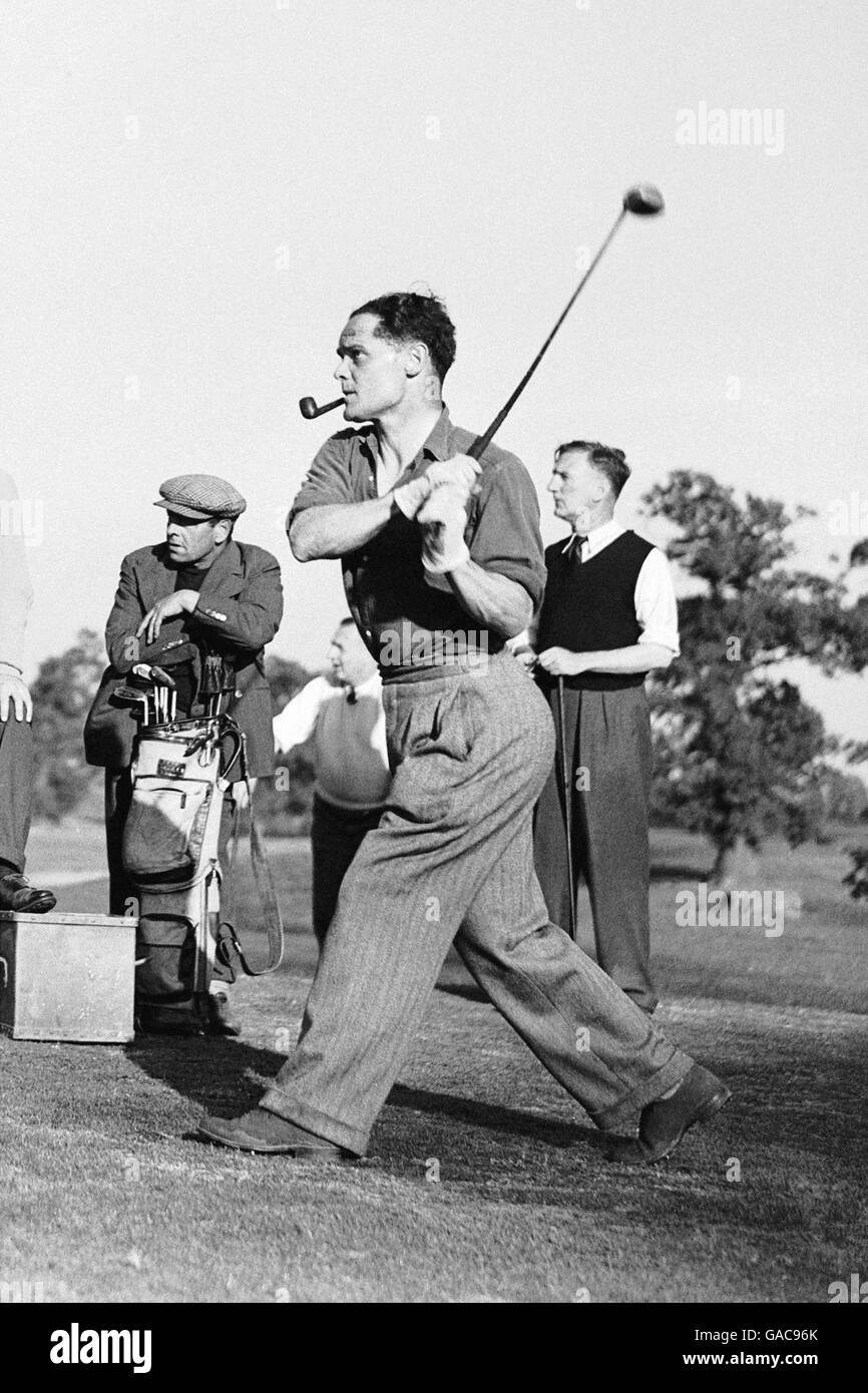 Gruppo Captain Douglas Bader guida. Era un asso da combattimento della Royal Air Force durante la seconda guerra mondiale, nonostante fosse un doppio amputato. Foto Stock