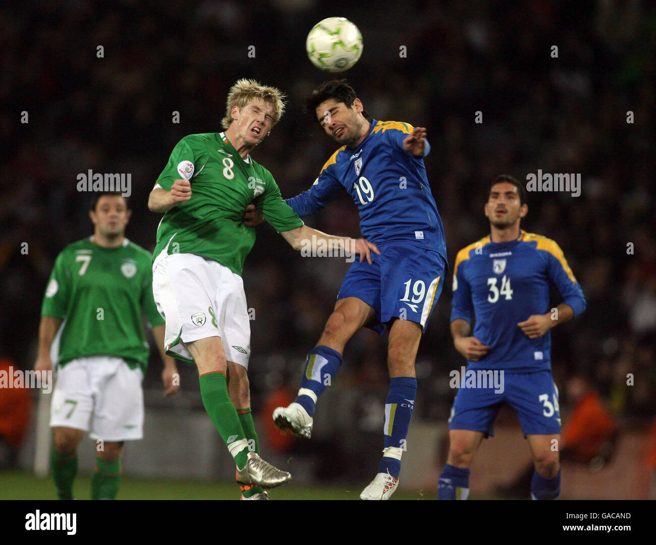 Andy Keogh della Repubblica d'Irlanda (a sinistra) salta per la palla con Alexoandros Garpozis di Cipro durante la partita di qualificazione del Campionato europeo UEFA al Croke Park di Dublino. Foto Stock