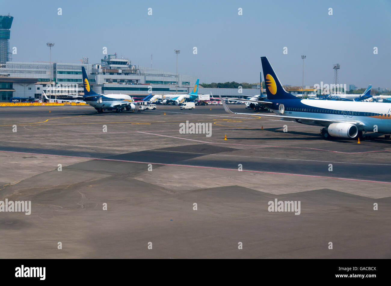 L'aeroporto internazionale di Mumbai, India. Shot attraverso la finestra di aeromobili Foto Stock