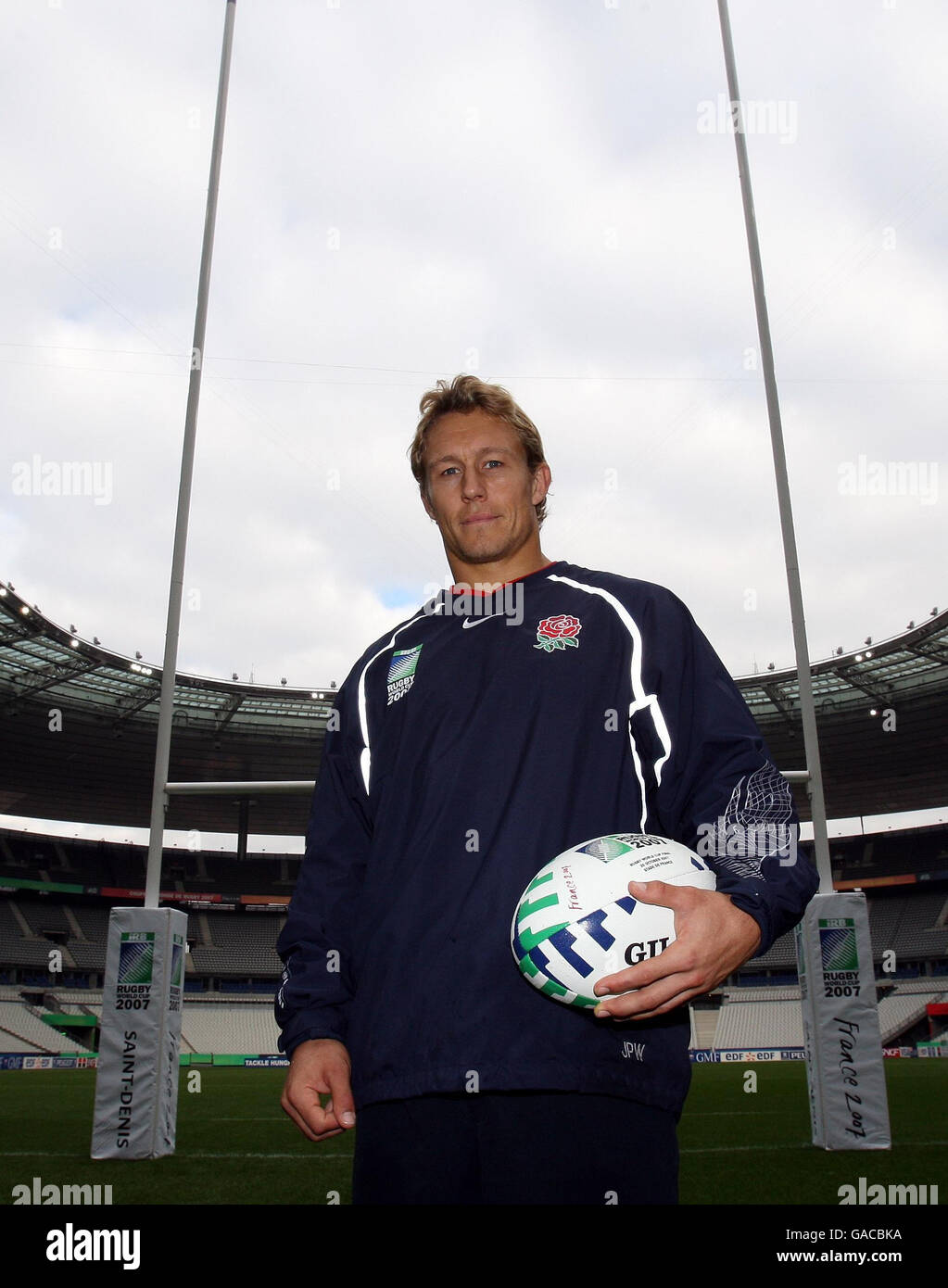 Jonny Wilkinson in Inghilterra si pone per i media durante una sessione di formazione allo Stade de France, Parigi, Francia. Foto Stock