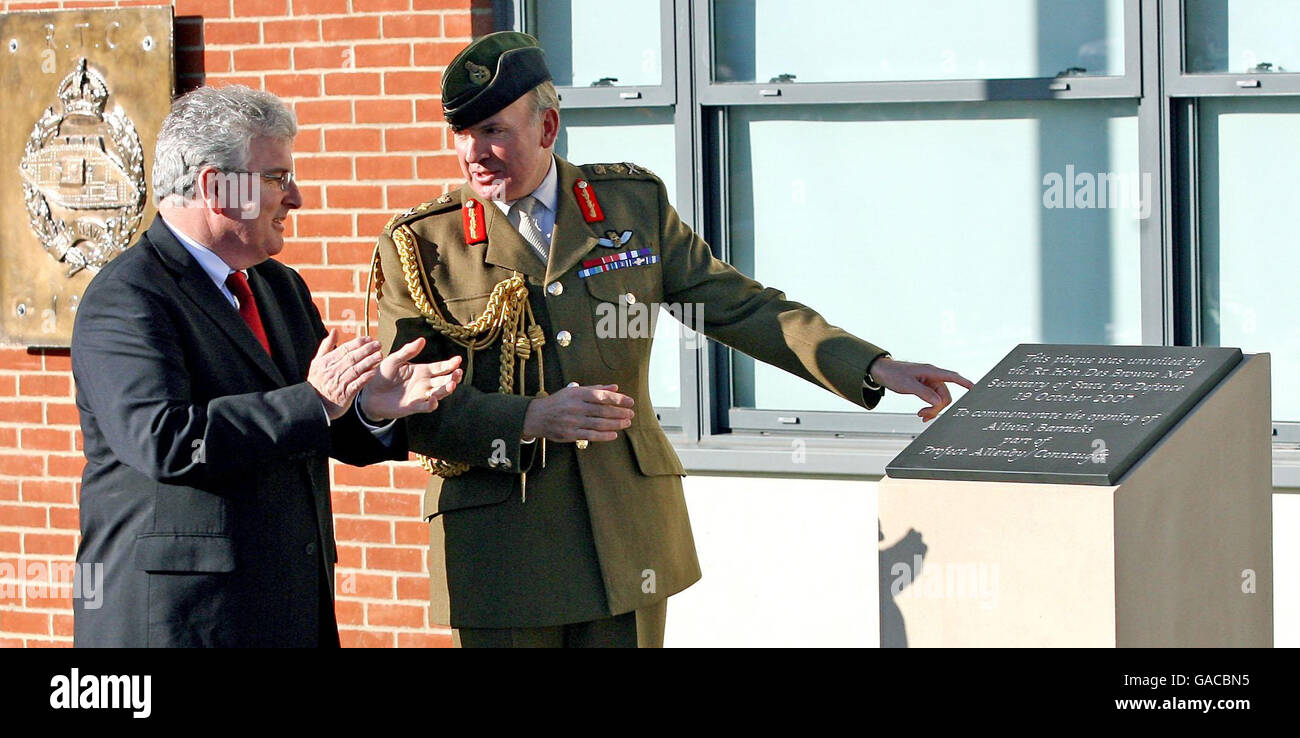 Il Segretario della Difesa Des Browne (a sinistra) e il Capo dello Stato Generale Sir Richard Dannatt aprono la prima caserma dell'Esercito da costruire e completare nell'ambito di una Private Finance Initiative presso Aliwal Barracks, Tidworth Camp, Wiltshire. Foto Stock