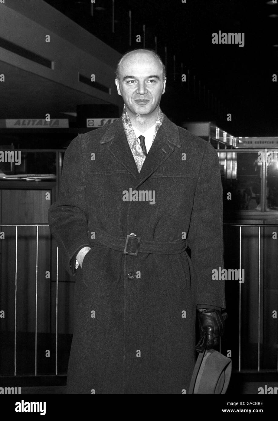 Gaston Naessens, il biologo francese, all'arrivo all'aeroporto di Londra stasera, da Parigi in viaggio verso una riunione privata a Edimburgo per spiegare lo sviluppo del suo siero anti-leucemia. Foto Stock