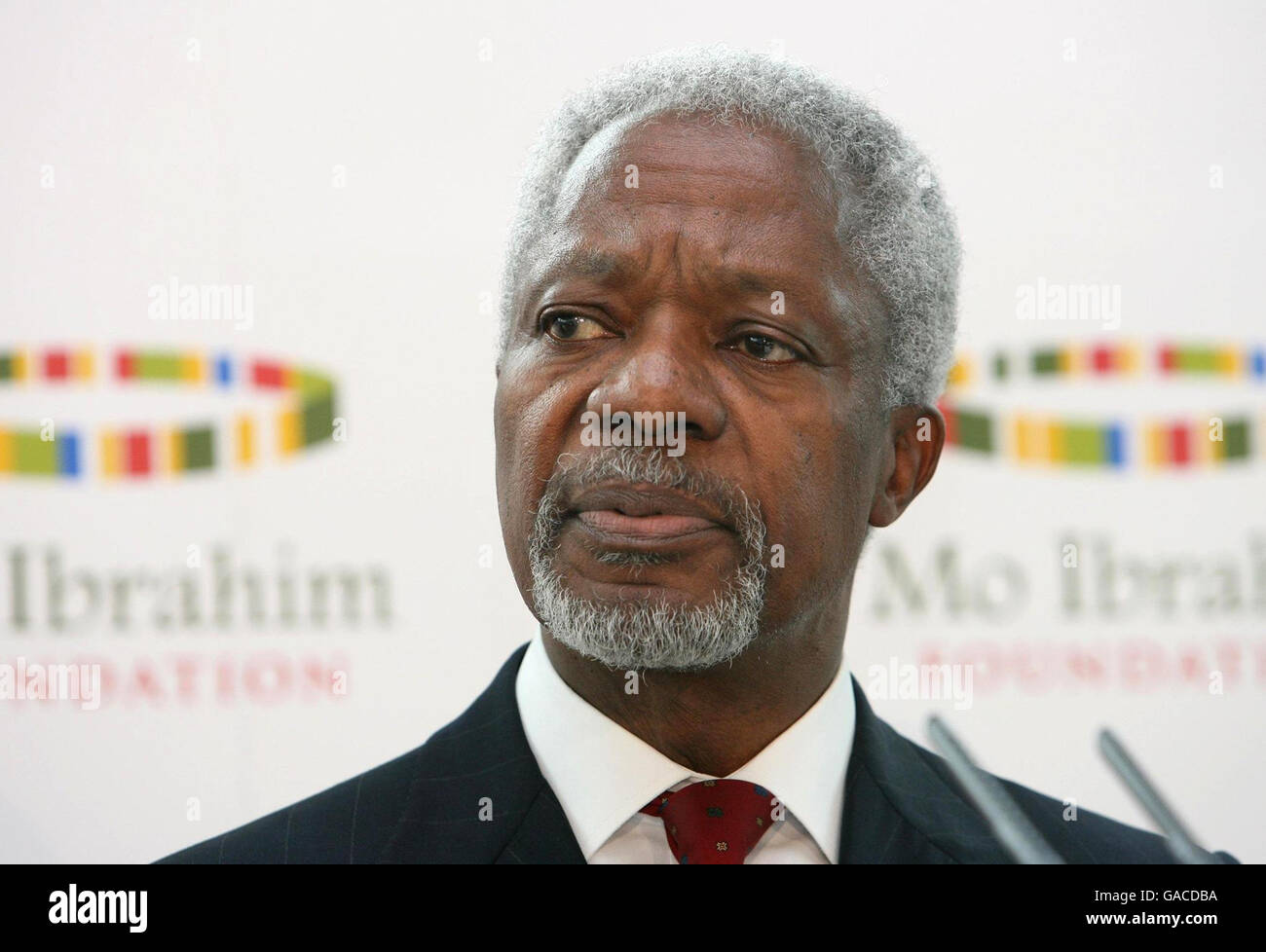 Kofi Annan annuncia che l'ex presidente del Mozambico Joaquim Chissano è oggi il vincitore inaugurale di un premio da milioni di dollari per il raggiungimento della leadership africana. Foto Stock