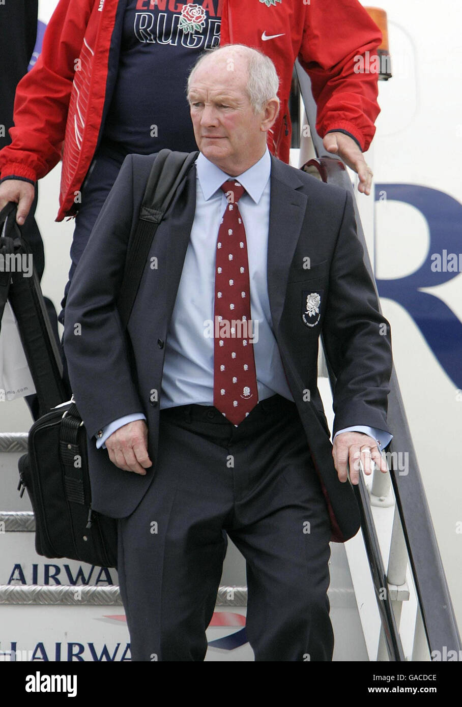 Il capo pullman inglese Brian Ashton sui gradini dell'aereo della squadra dopo l'arrivo all'aeroporto di Heathrow, Londra. Foto Stock