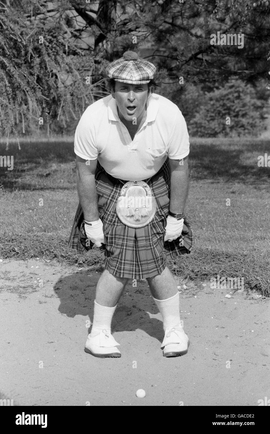 L'ospite del programma di chiacchierata Terry Wogan a Londra oggi ottenere in un certo brfore di esercitazione di kilting colpire la strada alta al torneo di golf pro-celebrity della BBC. Foto Stock