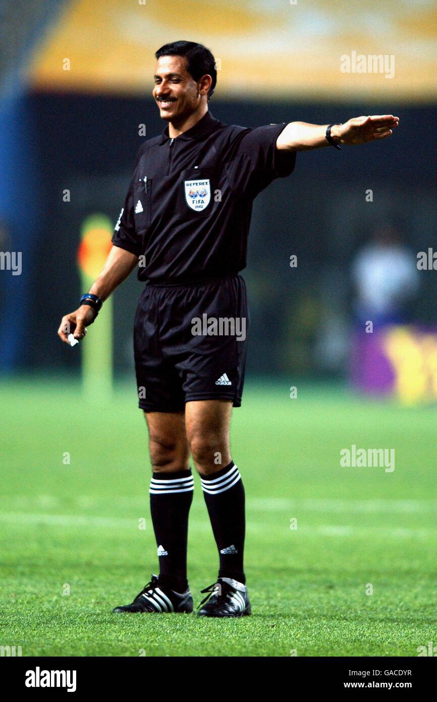 Calcio - Coppa del mondo FIFA 2002 - Gruppo B - Sud Africa / Spagna. Arbitro Saad Mane Foto Stock