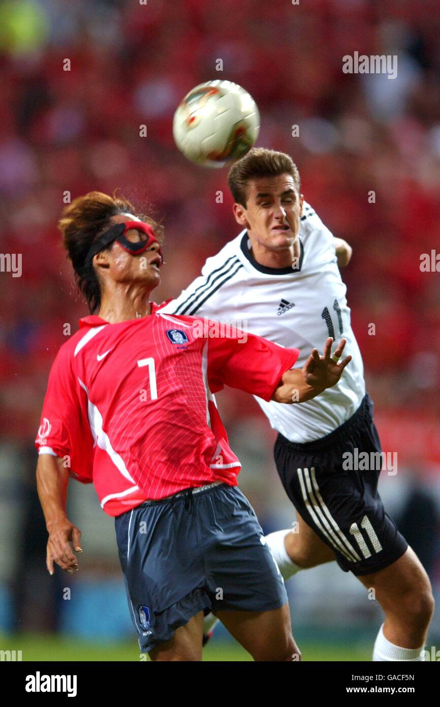 Calcio - Coppa del mondo FIFA 2002 - Semifinale - Germania / Repubblica di Corea. Miroslav Klose in Germania e Tae Young Kim in Corea Foto Stock