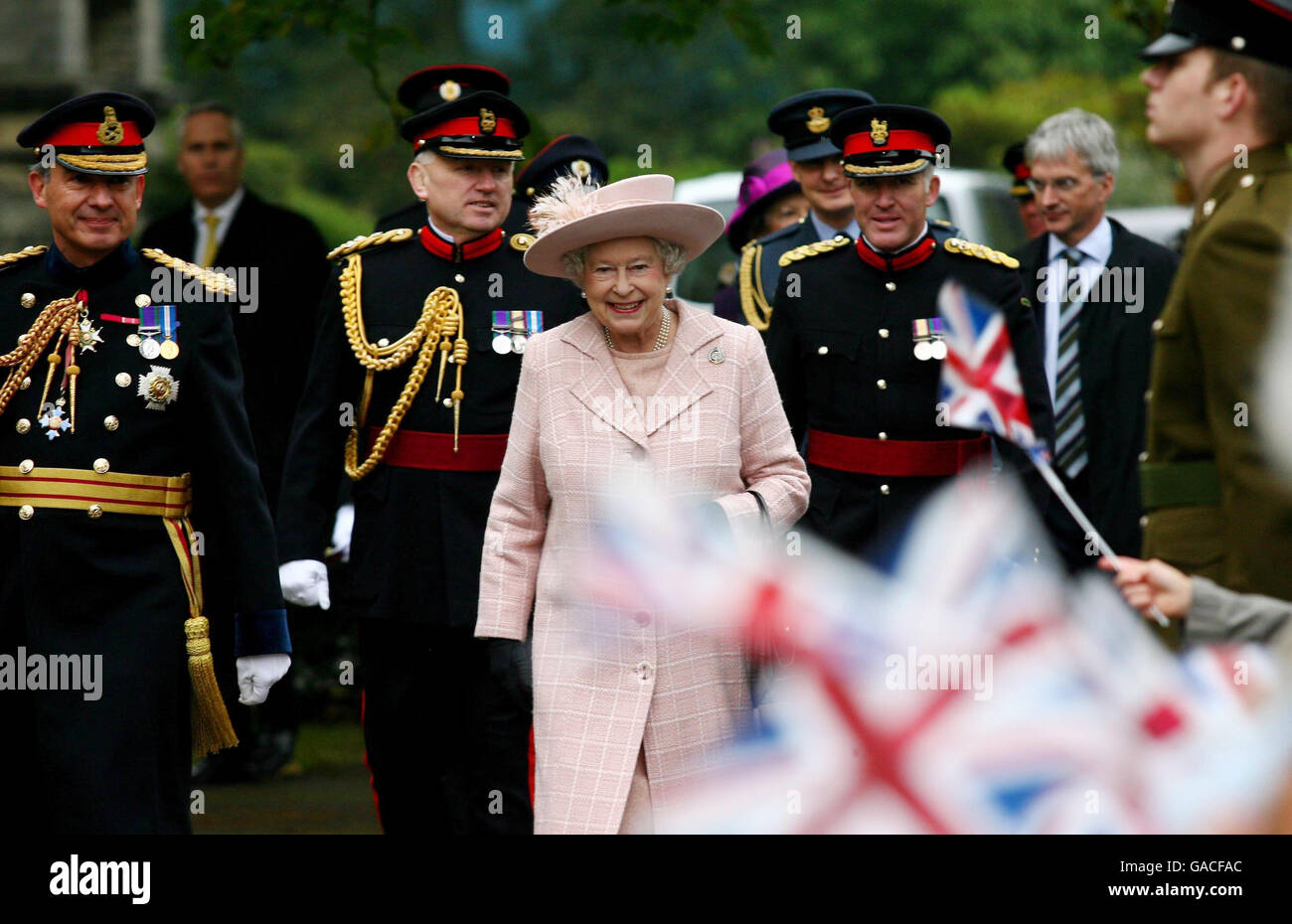 La Regina Elisabetta II della Gran Bretagna arriva per una visita al corpo degli ingegneri reali a Brompton Barracks, Chatham, Kent. Foto Stock