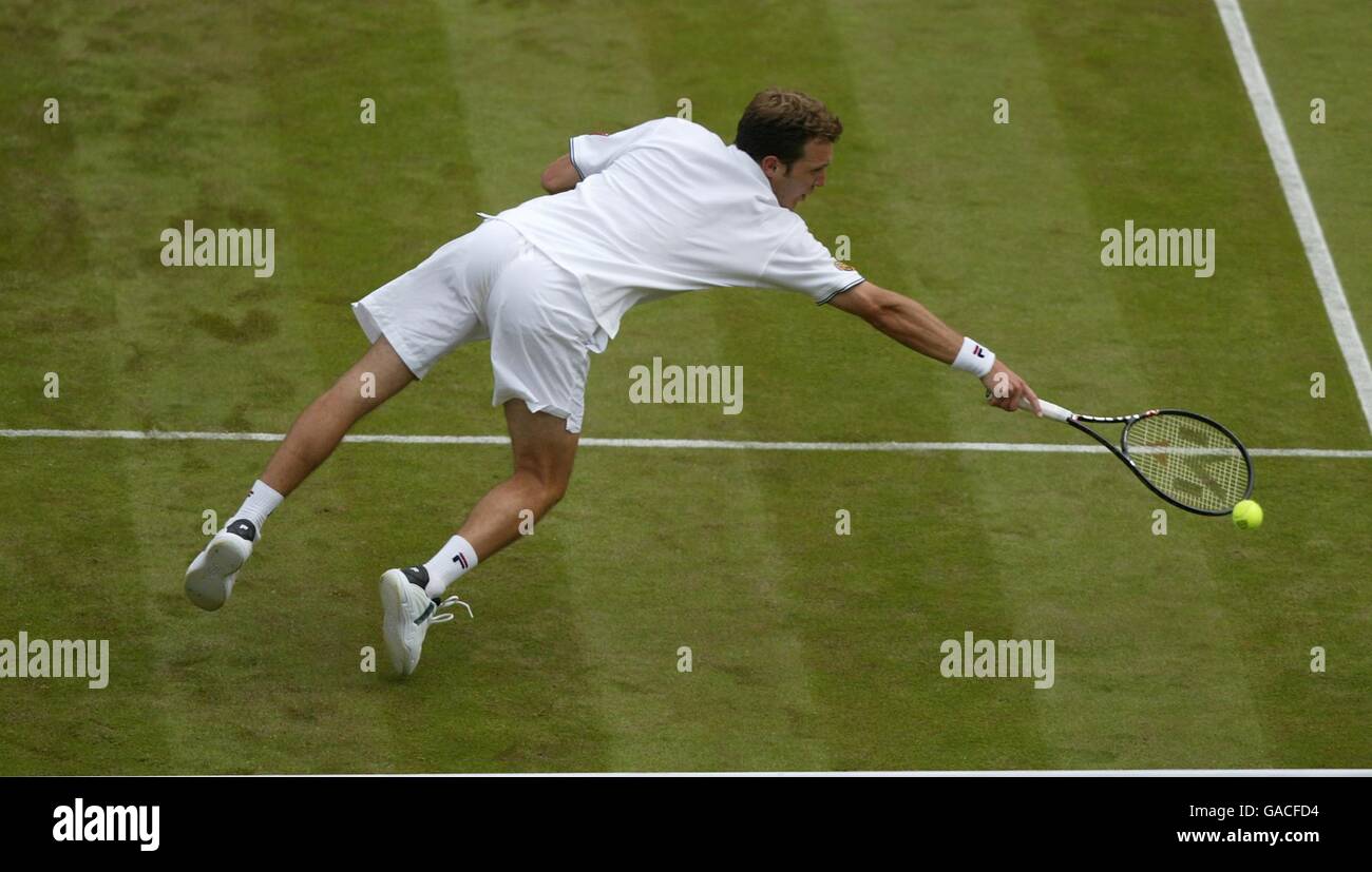 Tennis - Wimbledon 2002 - primo turno. Il francese J-F Bachelot si tuffa per la palla in rete come lui perde a Tim Henman Foto Stock