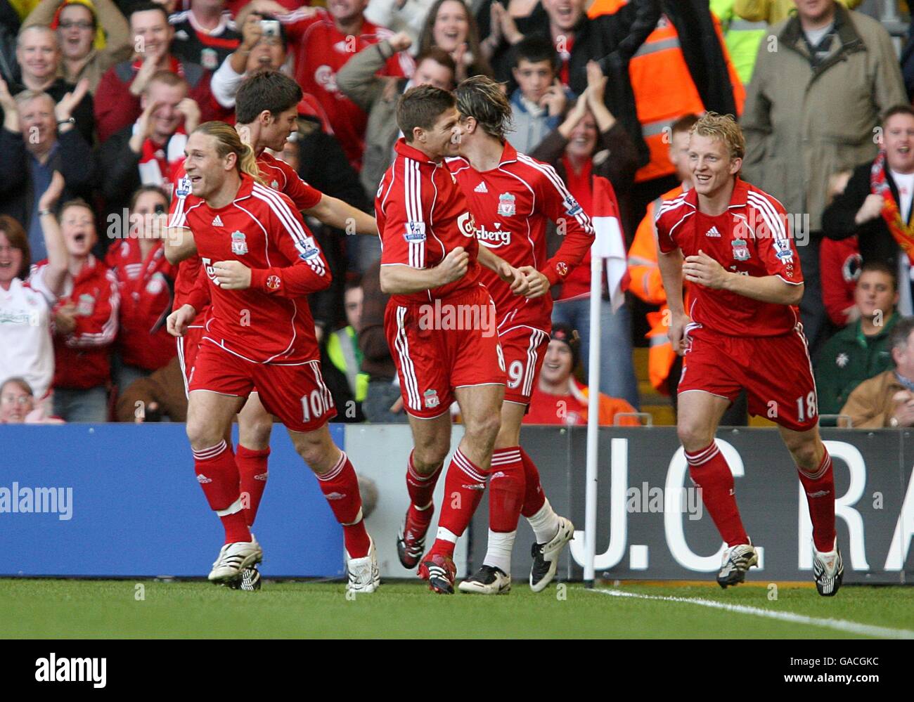 Calcio - Barclays Premier League - Liverpool / Arsenal - Anfield. Steven Gerrard di Liverpool celebra il primo obiettivo della partita con i compagni di squadra Foto Stock
