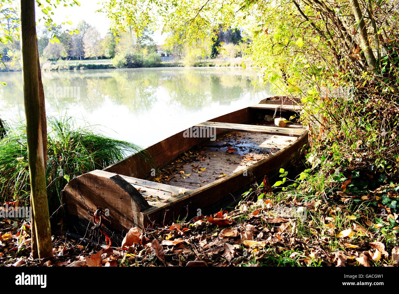 Vecchia barca di legno nel lago Foto Stock