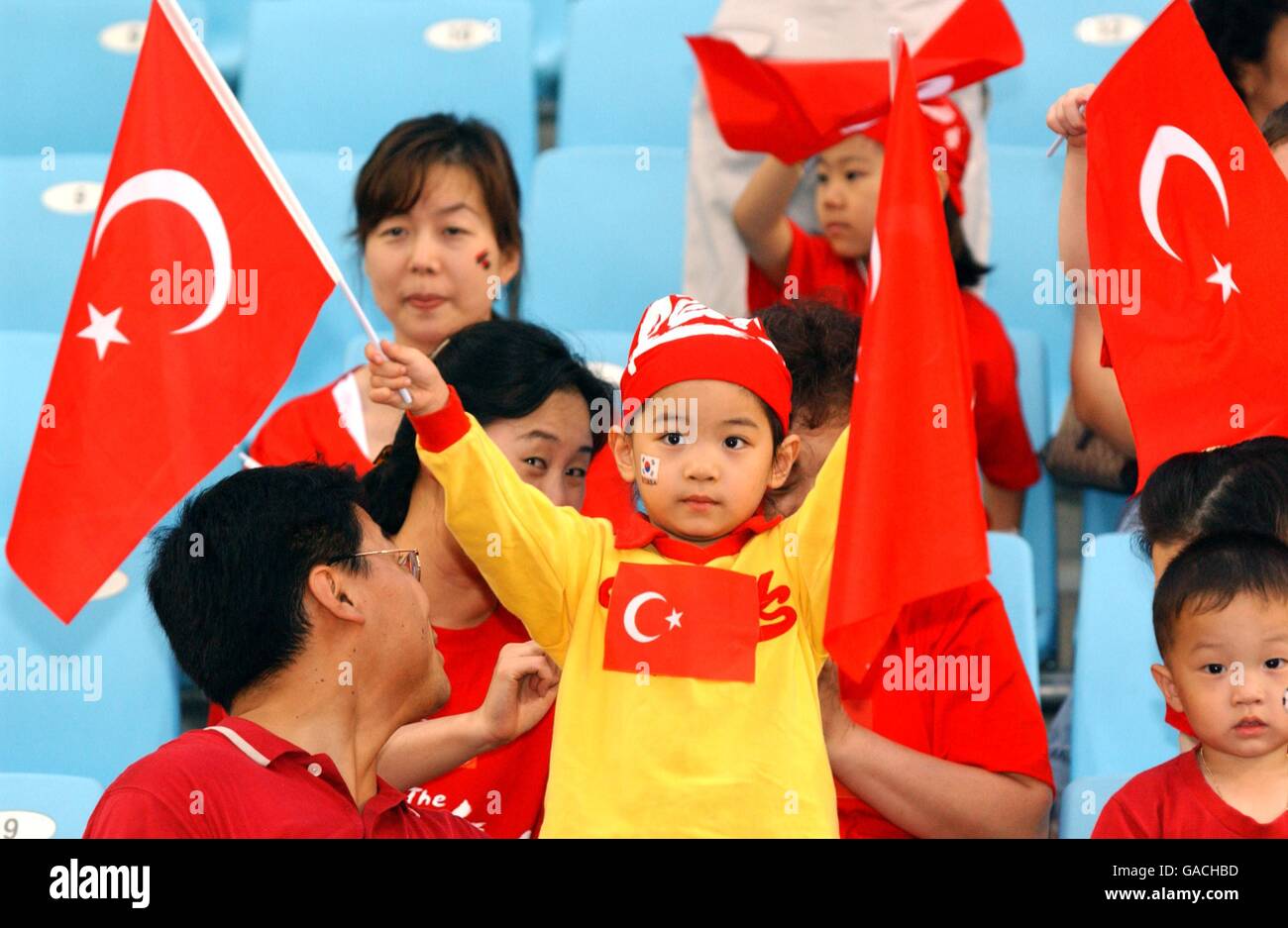 Calcio - Coppa del mondo FIFA 2002 - terzo posto Gioca fuori - Repubblica di Corea / Turchia. Una giovane ragazza coreana con bandiere turche Foto Stock