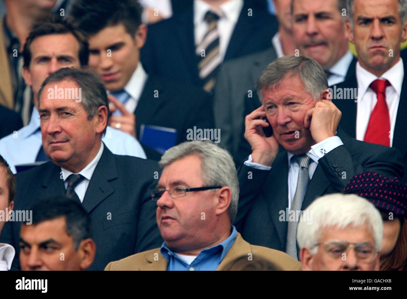 Calcio - Campionato europeo UEFA 2008 Qualifiche - Gruppo B - Scozia / Ucraina - Hampden Park. Il manager del Manchester United Alex Ferguson (a destra) e Gerrard Houllier negli stand Foto Stock