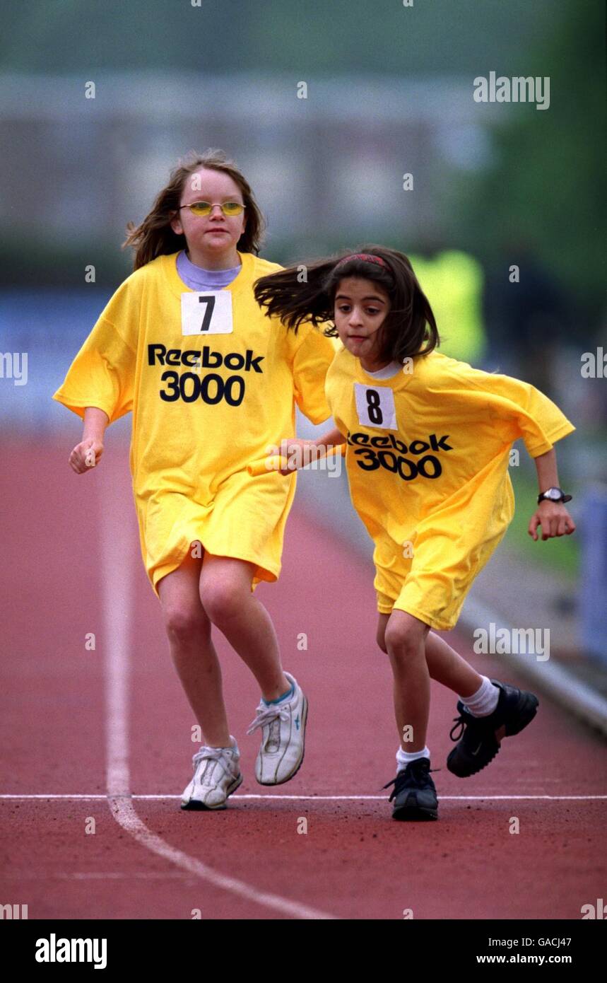 Atletica - Aqua-pura Atletica Internazionale. I giovani prendono parte a una gara a relè Foto Stock