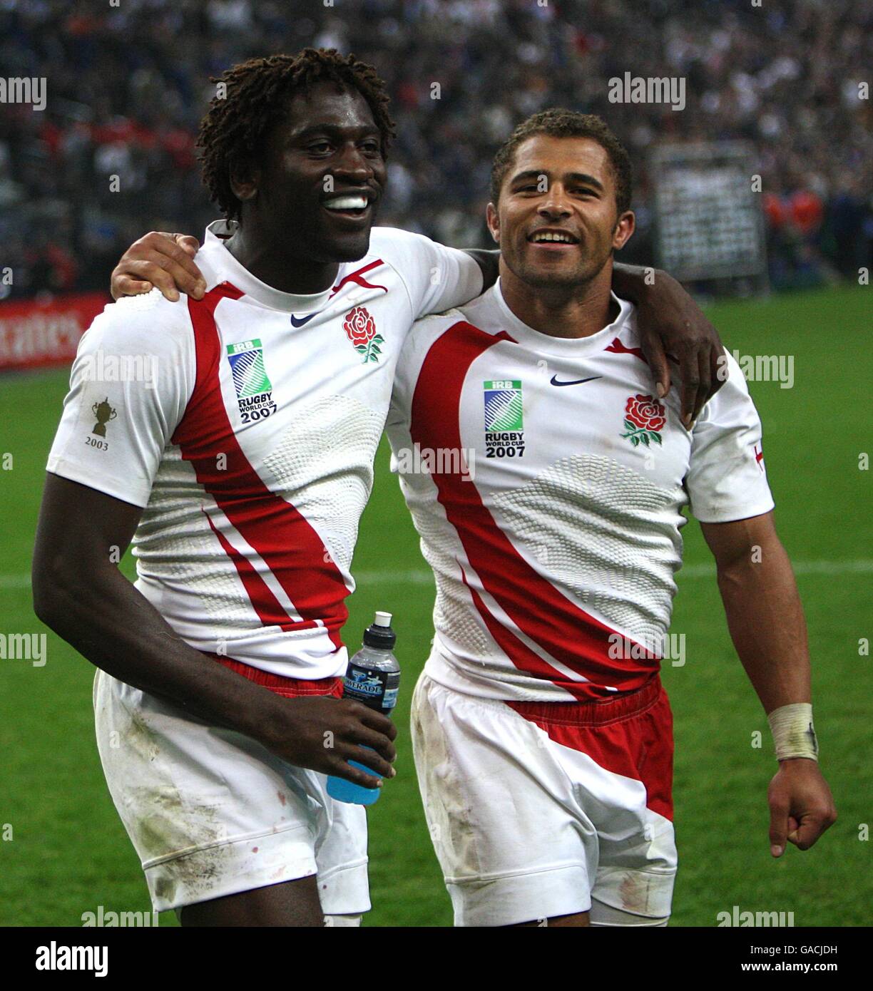 Rugby Union - IRB Coppa del mondo di Rugby 2007 - Semifinale - Inghilterra / Francia - Stade de France. Paul Sackey e Jason Robinson in Inghilterra festeggiano alla fine del gioco Foto Stock