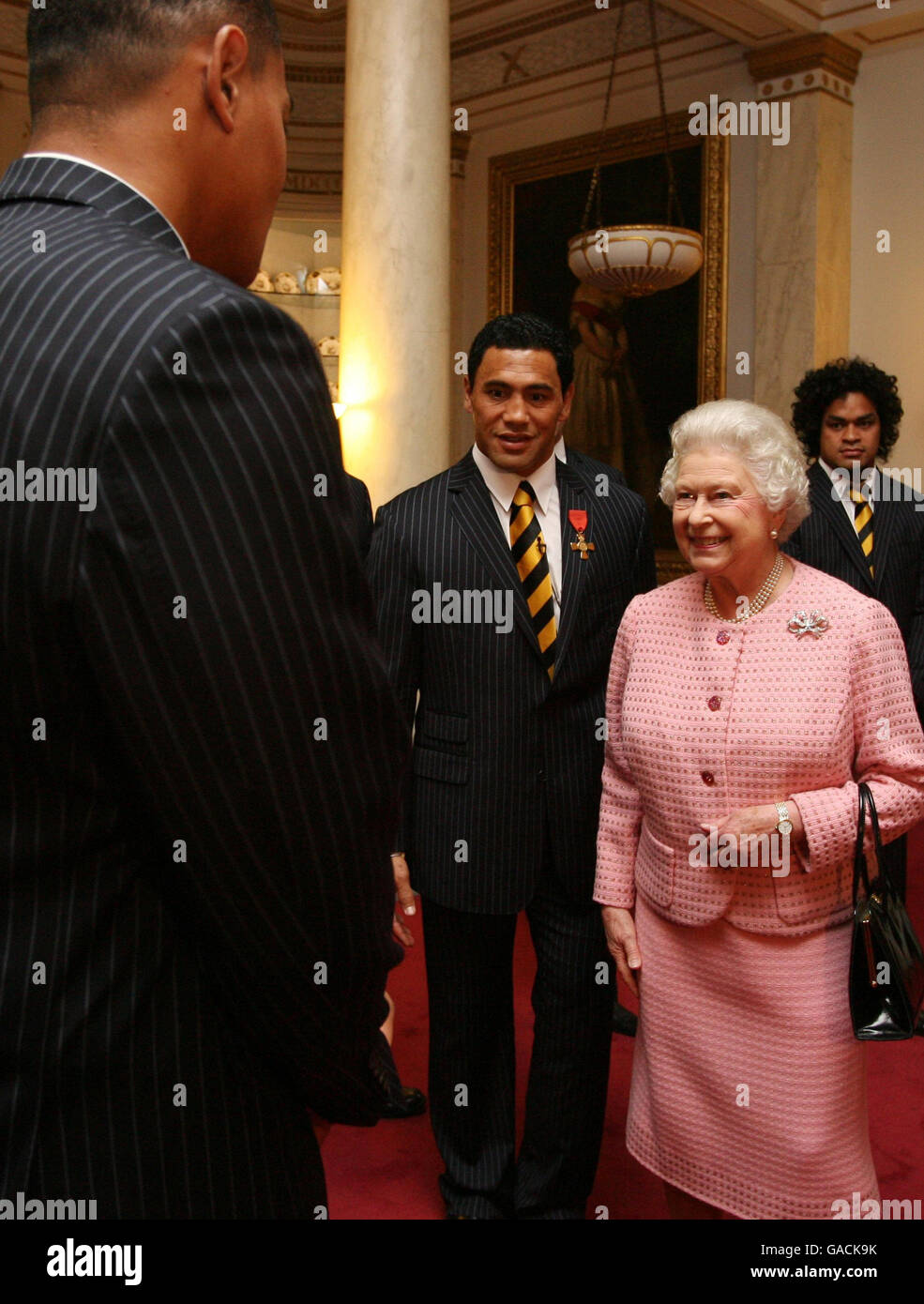 La Regina Elisabetta II della Gran Bretagna viene presentata al Tame Tupou della Nuova Zelanda (a sinistra) dal loro capitano Ruben Wiki (Centro) mentre incontra la squadra neozelandese di Rugby League all'interno della Sala dei Bow a Buckingham Palace. Foto Stock